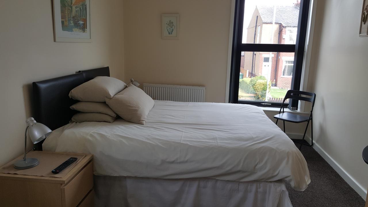 Kings Arms Hotel Farnworth Esterno foto