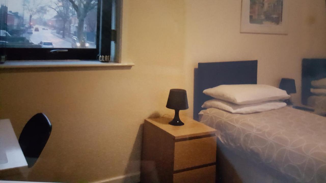 Kings Arms Hotel Farnworth Esterno foto